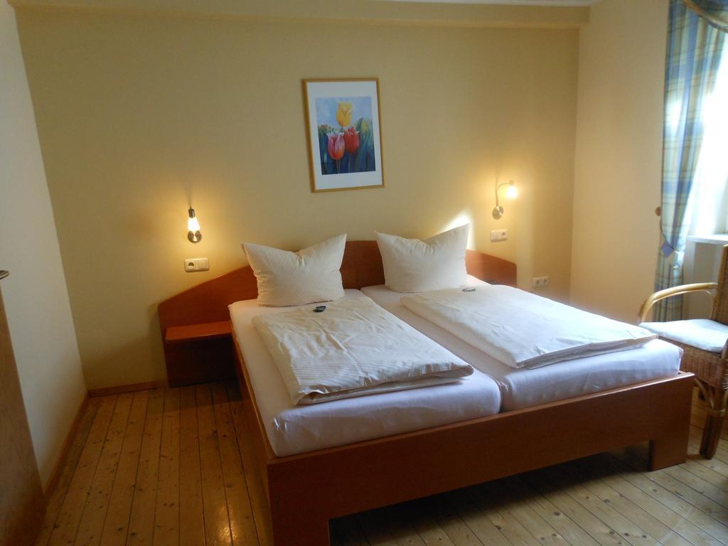 Wein- Und Gaestehaus M. Bai Mesenich Habitación foto